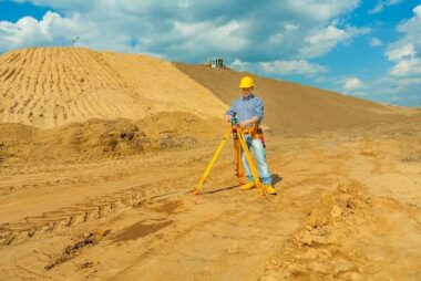 Engenheiro fazendo a geotecnia de um solo para construção civil.